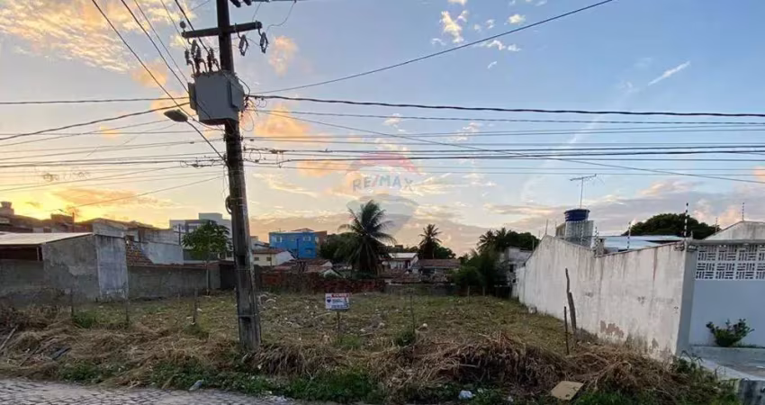 Excelente Terreno com 30 mts. de fundos e 20 mts. de frente no coração de Nova Parnamirim