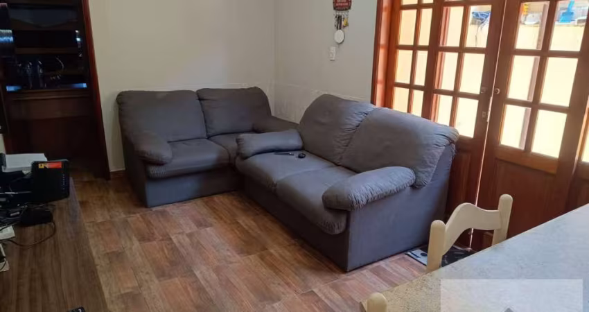 Casa Espaçosa com 2 Dormitórios e Churrasqueira