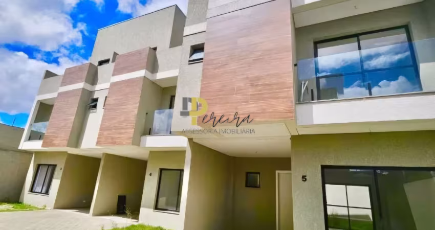 Sobrado em Condomínio Fechado com Ático Versátil e Terraço Privativo no Xaxim