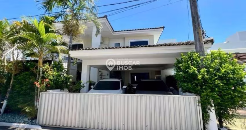 Casa com 4/4 em Buraquinho