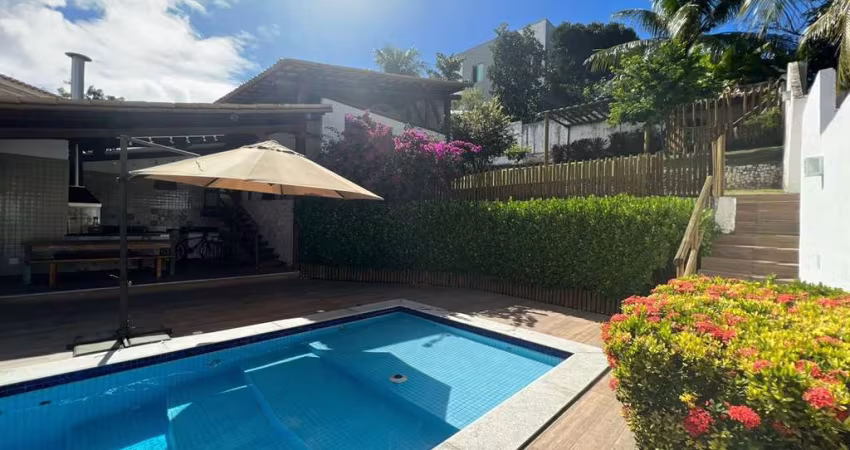 CASA COMPOSTA POR 4 SUÍTES, DUAS  SALAS, COZINHA, ÁREA ETERNA COM JARDIM, UMA  AMPLA ÁREA GOURMET E PISCINA