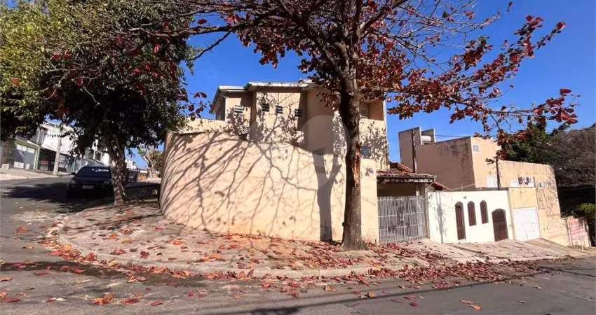 Casa com 3 quartos à venda na Antônio Roque Rodrigues, Boa Vista, Sorocaba