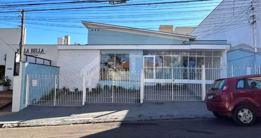 Casa com 3 dormitórios para Alugar no Centro, para fins, Residencial ou Comercial.