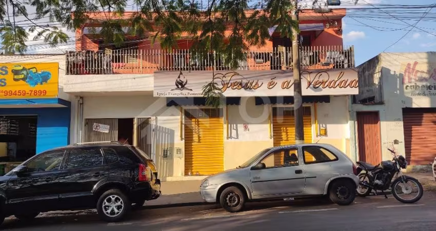 sobrado com  Salão Comercial na parte inferior, fundos com duas Ediculas cada uma com 1 dormitório, sala, cozinha e banheiro, corredor e area de serviço