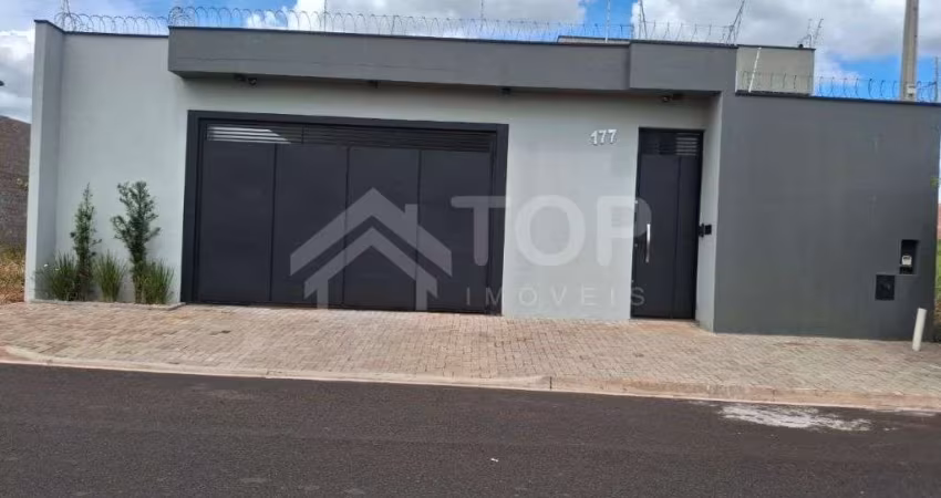 Linda casa, de alto padrão com 3 dormitórios sendo 1 suíte, com piso em porcelanato e piscina