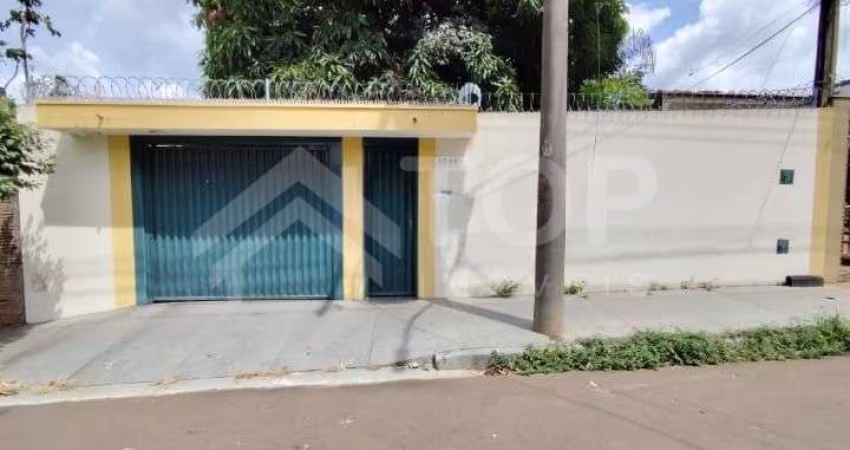 Confortável imóvel, com entrada para vários carros, em excelente localização