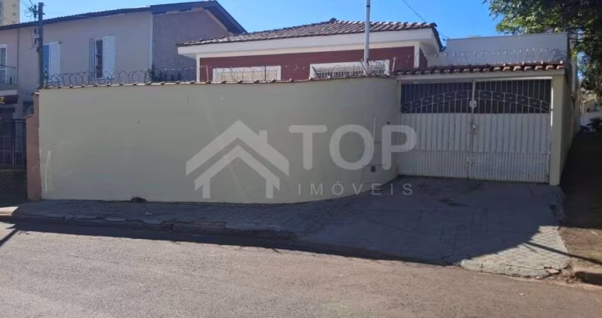 Excelente casa com 3 dormitórios, com espaço amplo para entrada de carros, com perfil comercial e residencial, próximo a Santa Casa