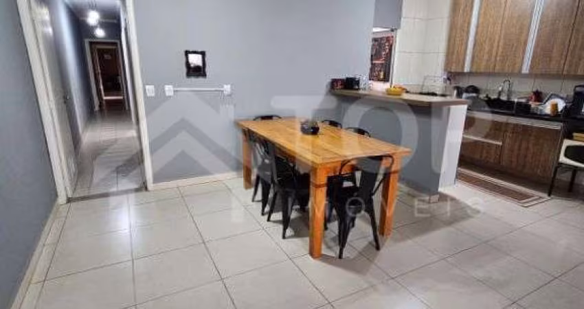 Linda casa à venda no Parque Arnold Schimidt com 3 dormitórios sendo 1 suíte