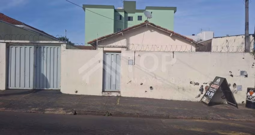 Casa ampla de 2 dormitórios, com entrada para vários carros, com edícula na melhor localização do bairro Cidade Jardim