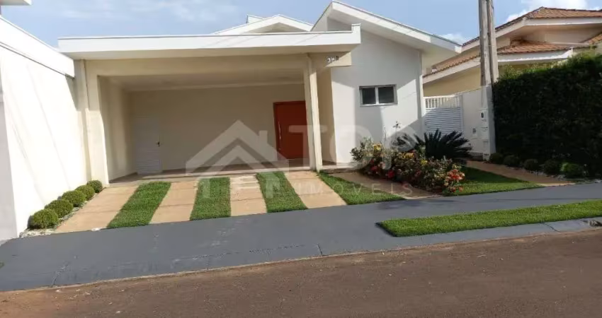 Linda casa com piso em porcelanato, com 3 dormitorios, sendo 3 suites e area coberta com churrasqueira no res. quebec