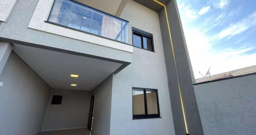 Sobrado à venda com 150m² de frente para rua em Pinhias.