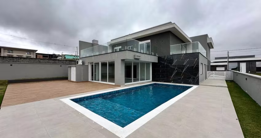 Casa com 503 m² em condomínio fechado em Pinhais.