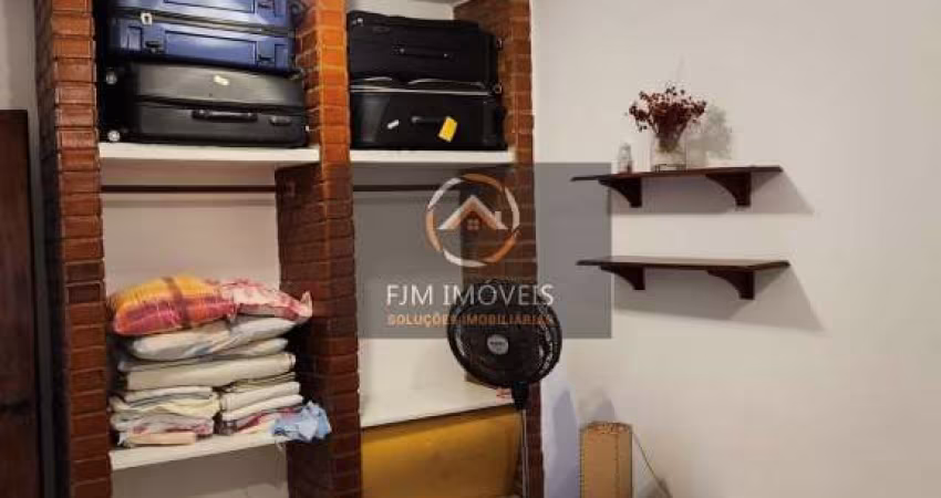 FJMIMÓVEIS VENDE: Casa em rua tranquila, muito comércio, escolas e transporte próximos. Casa totalmente linear de 3 quartos sendo duas suítes, um anexo externo a casa com mais 2 quartos, uma suite e u