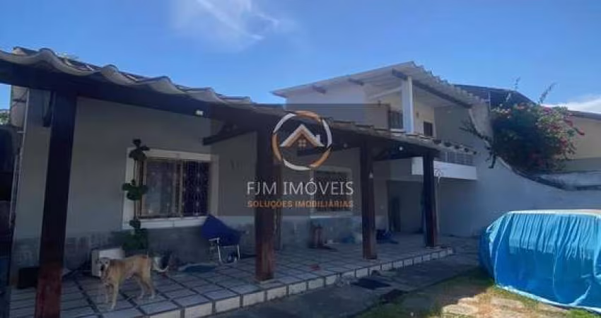Casa à Venda em Itaipu - Niterói: 4 Dormitórios, 272m²
