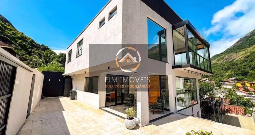 Casa à Venda em Itacoatiara  4 Dormitórios, 290m² por R$2,1M