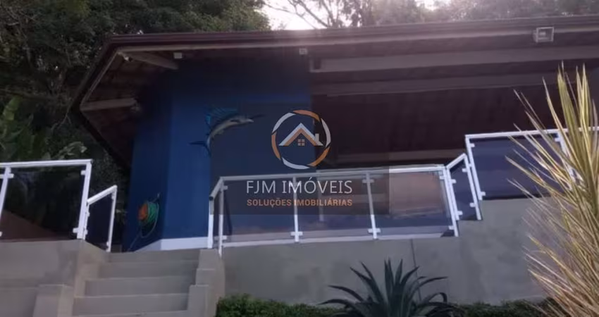 Se você está em busca de uma casa de condomínio espaçosa e elegante em Niterói, não pode deixar de conhecer essa incrível opção em Piratininga. Com uma área útil de 400M², essa casa conta com 3 dormit