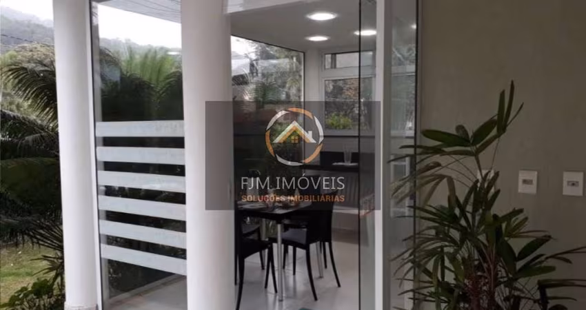 Casa de Condomínio em Várzea das Moças - Niterói com 437m² de Área Útil, 4 Dormitórios e 3 Suítes por R$980.000 - Venda