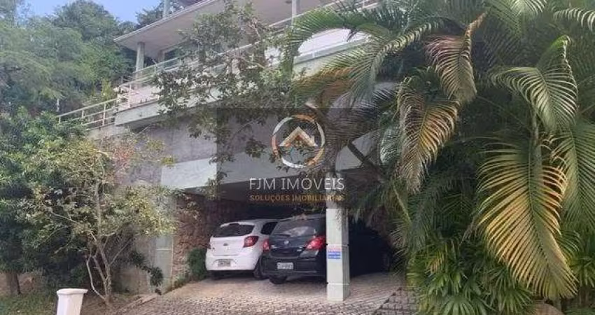 FJM Imóveis vende: Casa no condomínio Grotão em Itaipu, Niterói: 4 Suítes, 300m² - R$1.570.000