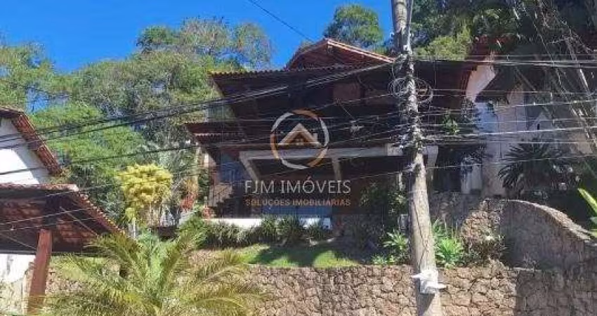 Casa à Venda no Condomínio Ubá II  4 Dormitórios R$1.389.000