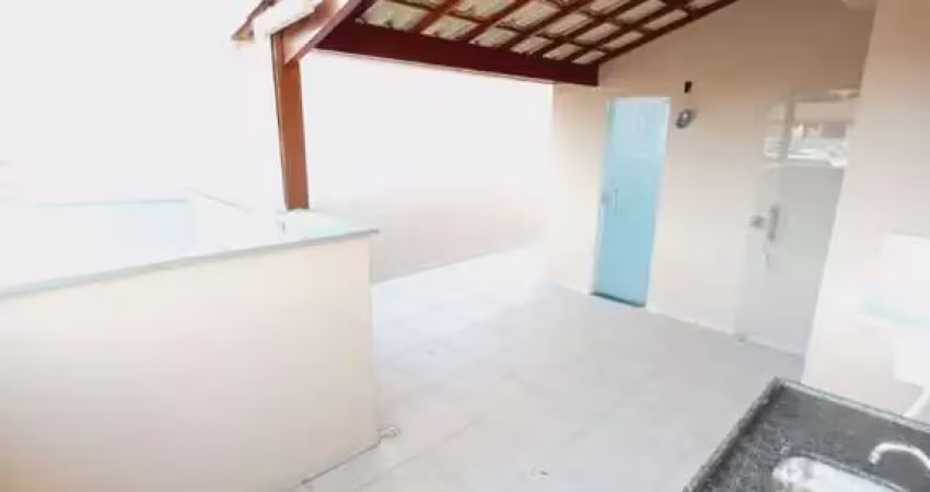 Cobertura de 03 quartos, 02 vagas bairro candelária
