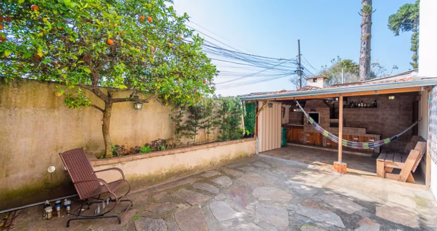 Sobrado duplex em condomínio com quintal de aproximadamente 50m²