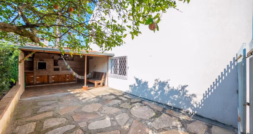 Sobrado duplex em condomínio com quintal de aproximadamente 50m²