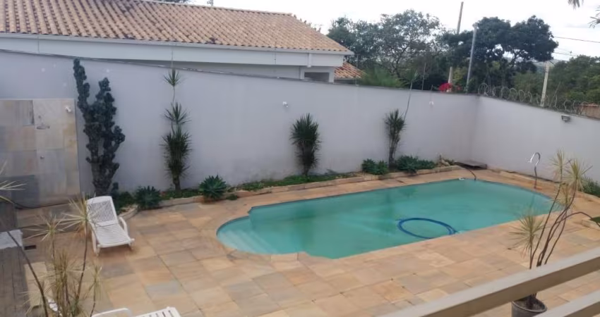 LINDA CASA COM PISCINA 480 m2 DE CONSTRUÇÃO