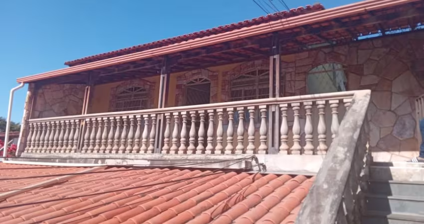 LINDA CASA NA RUA POATA COM 3 QTS E 1 BANHEIRO