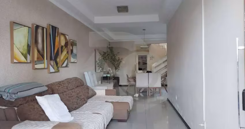 Casa duplex com 5 quartos, suíte com closet e excelente localização