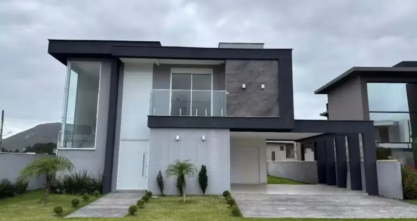 Casa de Condomínio com 4 Quartos