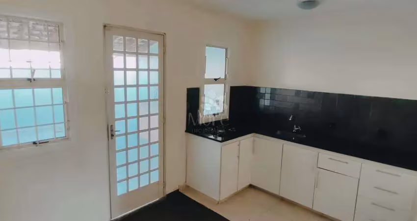 Locação de ótimo sobrado modelo carolina, 2 quartos, cozinha planejada, quintal no condomínio villa flora, sumaré/sp