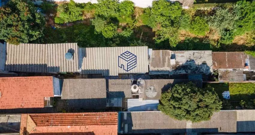 Com 700m² de área total (10m de frente por 70m de profundidade), o terreno está situado em uma rua tranquila e arborizada