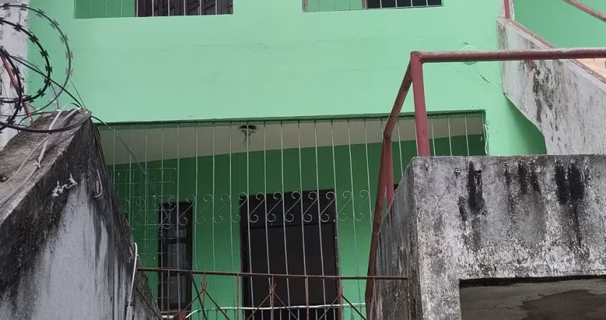 Casas de  2 e 4 em Itapuã,  Rua enfrente ao banco do Brasil