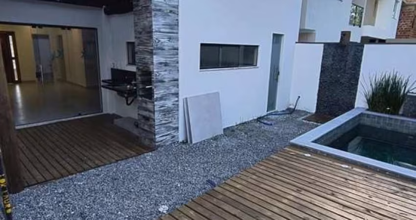 Venda de Casa em Condomínio de Luxo em Catu de Abrantes - 4 Quartos, 2 Suítes, 4 Banheiros, 2 Vagas de Garagem - Camaçari-BA
