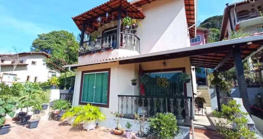 Casa com 4 dormitórios à venda, 190 m² por R$ 760.000,00 - Vargem Grande - Teresópolis/RJ