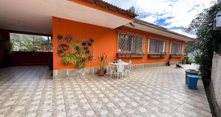 Casa com 3 dormitórios à venda, 308 m² por r$ 1.000.000,00 - tijuca - teresópolis/rj