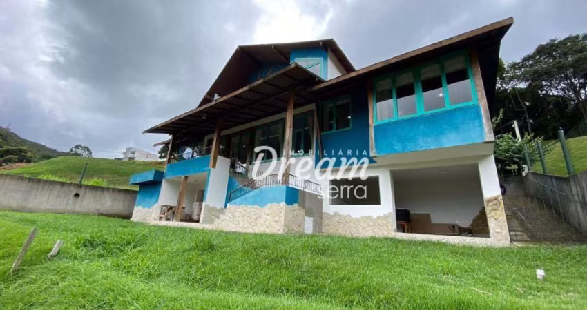 CASA COM PERSONALIDADE NA PRATA EM CONDOMÍNIO