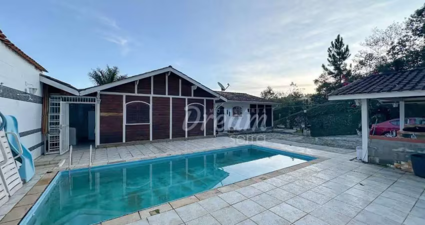 Casa com 4 dormitórios à venda, 214 m² por r$ 790.000,00 - albuquerque - teresópolis/rj