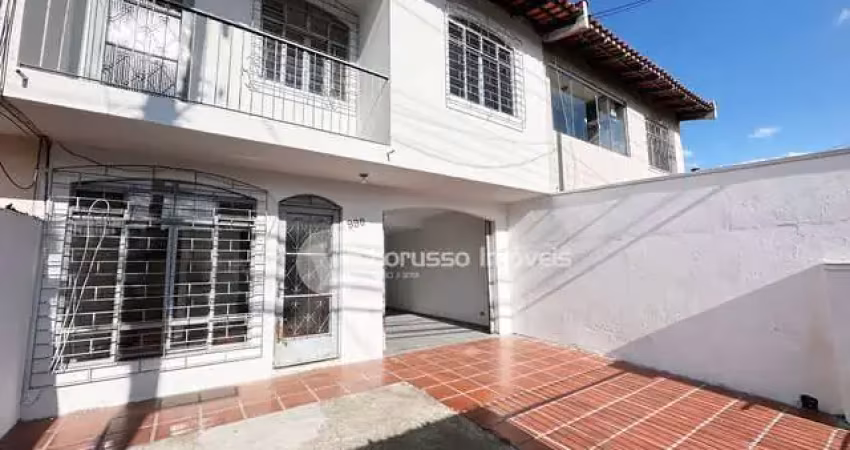 Casa com 3 quartos para alugar na Rua Augusto Zibarth, 990, Uberaba, Curitiba