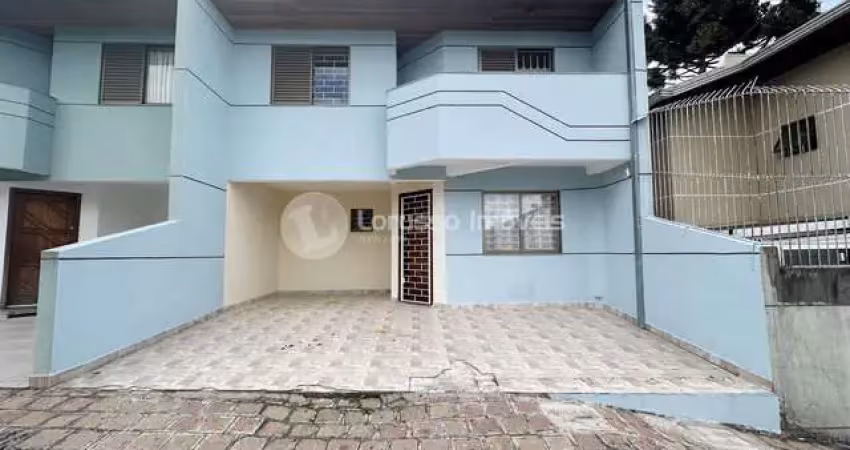 Casa com 3 quartos para alugar na Rua Bruno Lobo, 1676, Bairro Alto, Curitiba
