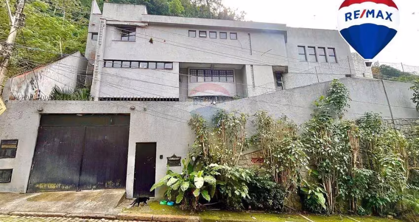 Casa a venda no cosme velho. 344m2 de área útil. 4 suites,  3 vagas cobertas, piscina, churrasqueira e uma vista linda