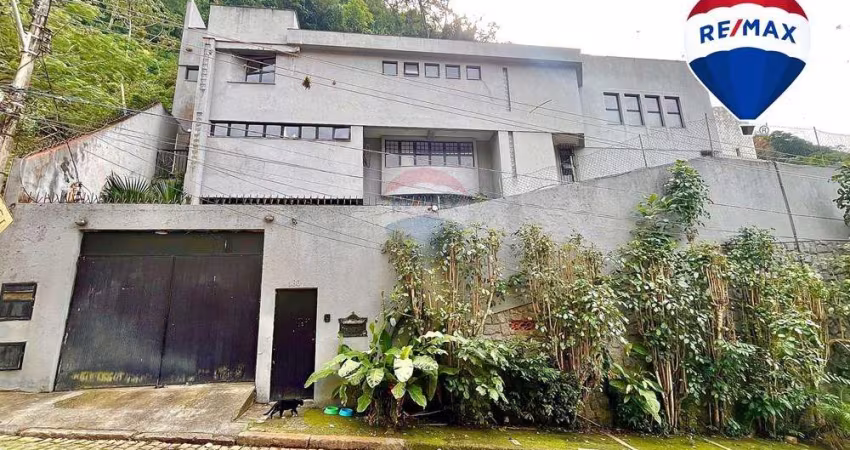 Casa a venda no cosme velho. 344m2 de área útil. 4 suites,  3 vagas cobertas, piscina, churrasqueira e uma vista linda