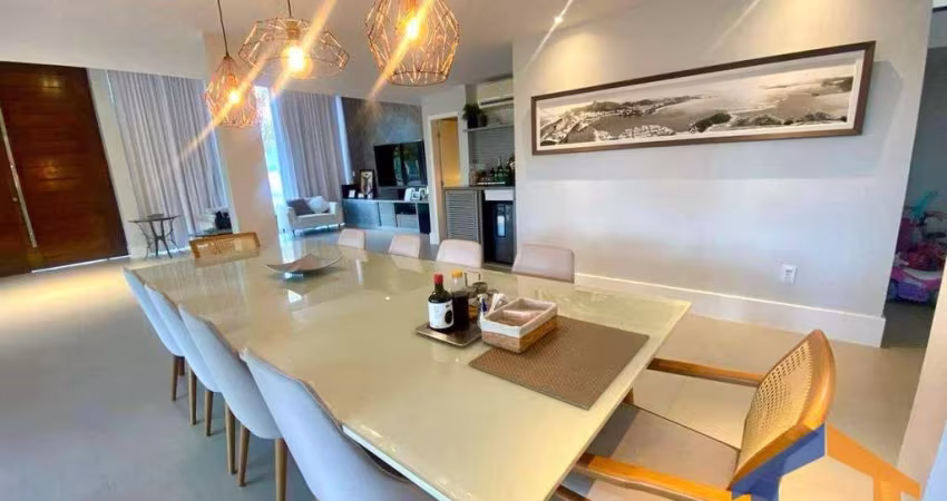 Casa de Alto Padrão à Beira-Mar em Condomínio Fechado!