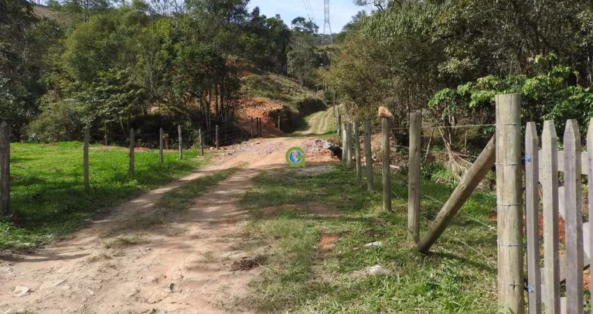 Imóvel localizado no bairro Colônia Santana em São José para quem busca sossego