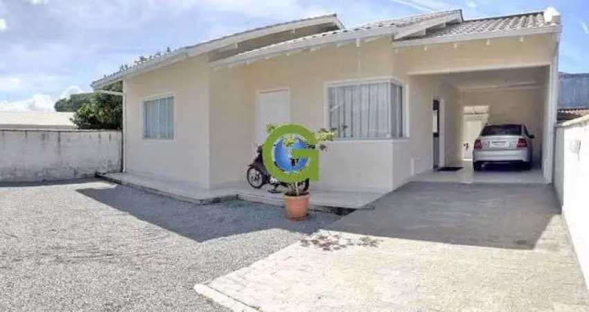 Casa Semi-Mobiliada com Amplo Terreno à Venda na Barra do Aririú, Palhoça