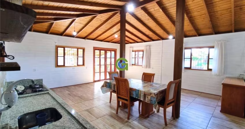 Casa com suíte e terreno de 613 m² em Paulo Lopes, a 7 km da Praia da Gamboa