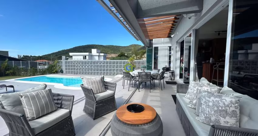 Casa à Venda Recém Construida de Alto Padrão –  400m do Mar