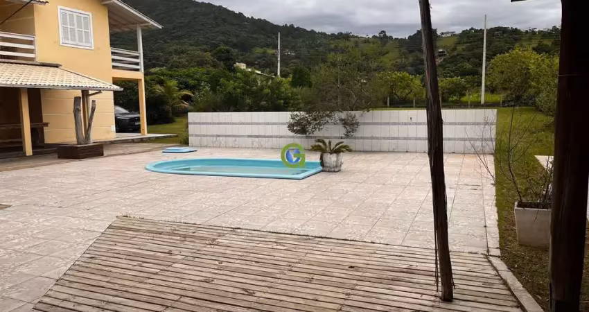 Aluguel por temporada: refúgio exclusivo a apenas 500 metros da praia!