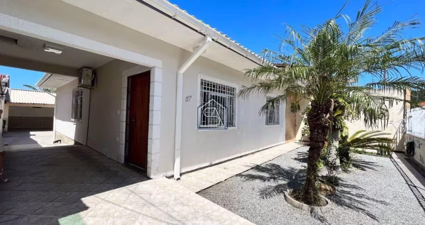 Casa 03 dormitórios com ampla área externa no Bairro Serraria