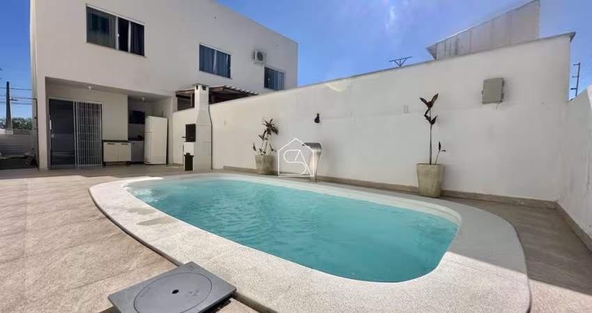 Sobrado com 02 suítes e piscina à venda em Serraria, São José SC